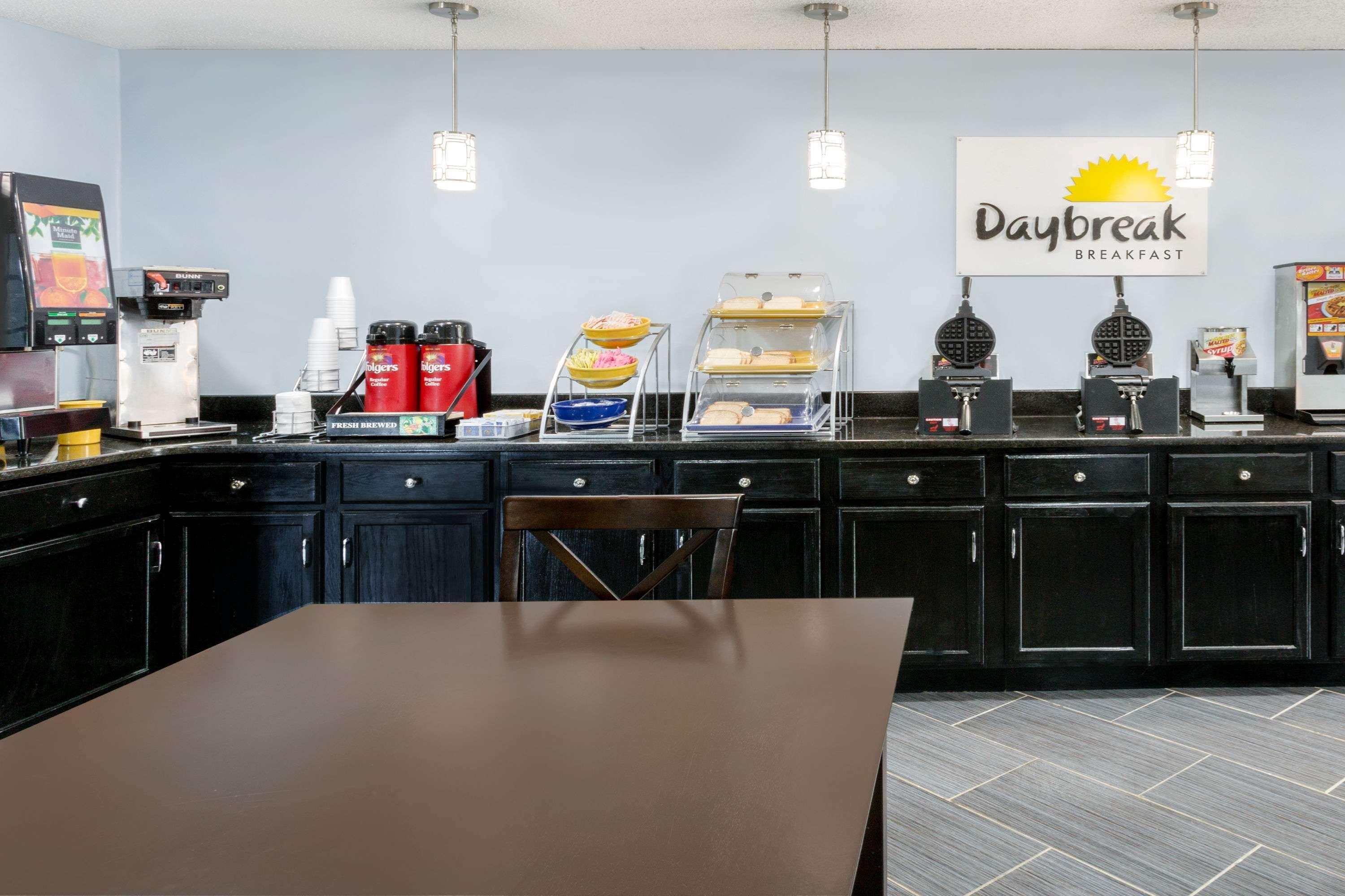 Days By Wyndham Airport Greensboro